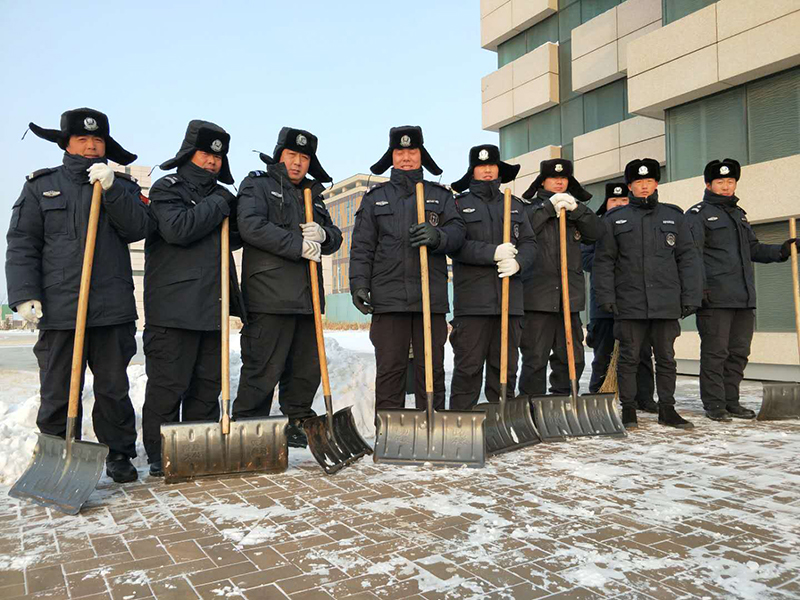 2月14日，北京迎来了新年里的第一次大规模降雪，保安员完成扫雪任务后合影.jpg