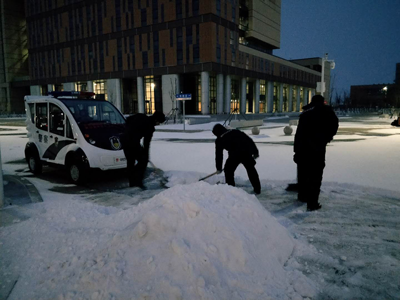 为了不影响客户单位第二天正常工作，保安员们夜晚清扫积雪.jpg